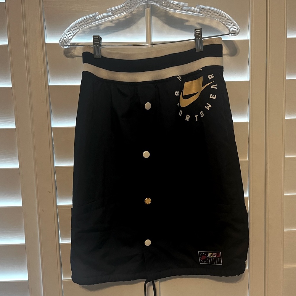 Nike women’s sportswear navy skirt